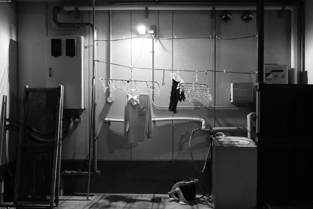 Filtre de vidange de lave-linge nettoyé sur un établi